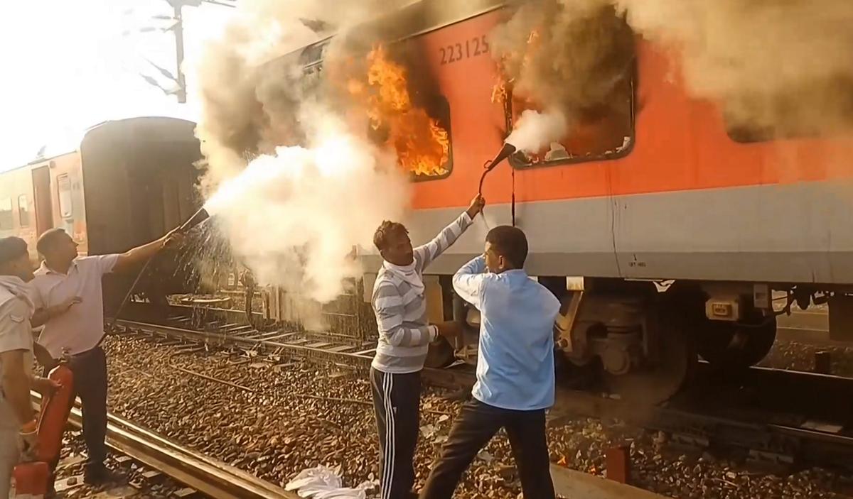 Garib Rath fire: ਅੰਮ੍ਰਿਤਸਰ-ਸਹਰਸਾ ਜਾ ਰਹੀ ਗੱਡੀ ਦੇ ਏਸੀ ਕੋਚ ਵਿੱਚ ਅੱਗ ਲੱਗੀ, 1 ਜ਼ਖਮੀ