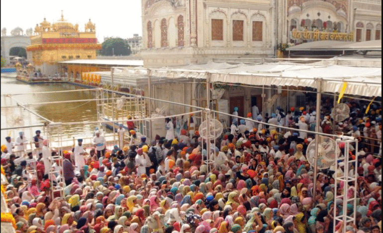 ਗੁਰੂ ਰਾਮਦਾਸ ਜੀ ਦੇ ਪ੍ਰਕਾਸ਼ ਪੁਰਬ ਮੌਕੇ ਵੱਡੀ ਗਿਣਤੀ ਸੰਗਤ ਹਰਿਮੰਦਰ ਸਾਹਿਬ ਵਿਖੇ ਨਤਮਸਤਕ ਹੋਈ