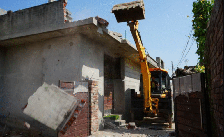 ਸੁਲਤਾਨਪੁਰ ਲੋਧੀ: ਨਸ਼ਾ ਤਸਕਰੀ ਕਰਨ ਵਾਲੇ ਜੋੜੇ ਦਾ ਗੈਰ-ਕਾਨੂੰਨੀ ਘਰ ਢਾਹਿਆ