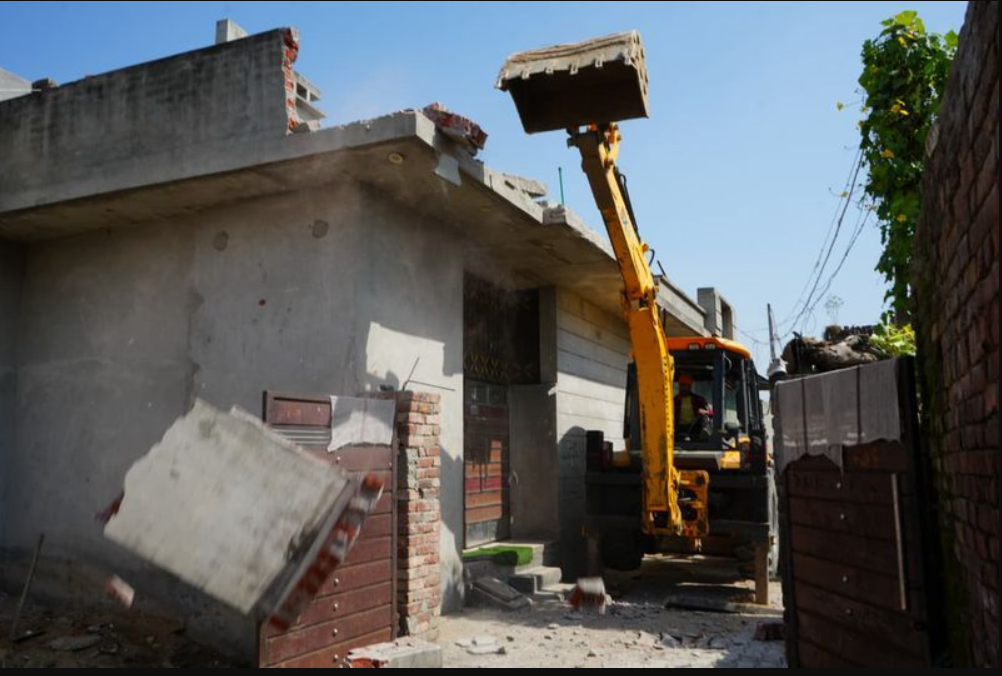 ਸੁਲਤਾਨਪੁਰ ਲੋਧੀ: ਨਸ਼ਾ ਤਸਕਰੀ ਕਰਨ ਵਾਲੇ ਜੋੜੇ ਦਾ ਗੈਰ-ਕਾਨੂੰਨੀ ਘਰ ਢਾਹਿਆ