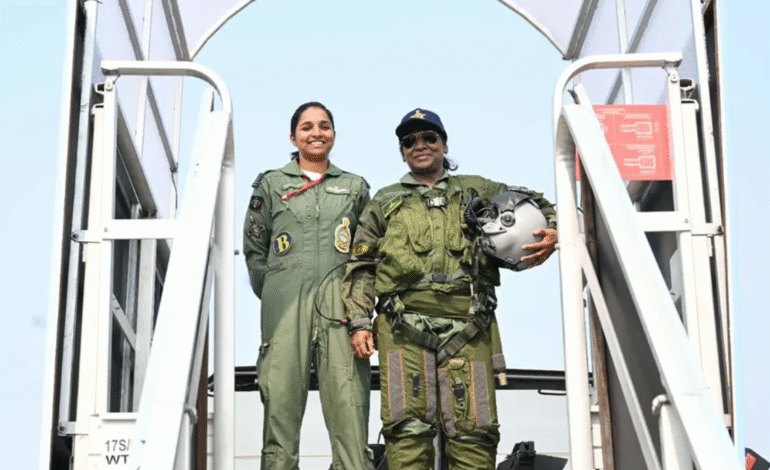 ਅਪਰੇਸ਼ਨ ਸਿੰਧੂਰ ਦੌਰਾਨ ਭਾਰਤੀ ਮਹਿਲਾ ਪਾਇਲਟ ਨੂੰ ਫੜਨ ਦਾ ਪਾਕਿਸਤਾਨੀ ਦਾਅਵਾ ਝੂਠਾ, ਰਾਸ਼ਟਰਪਤੀ ਮੁਰਮੂ ਨਾਲ ਨਜ਼ਰ ਆਈ ਸ਼ਿਵਾਂਗੀ ਸਿੰਘ