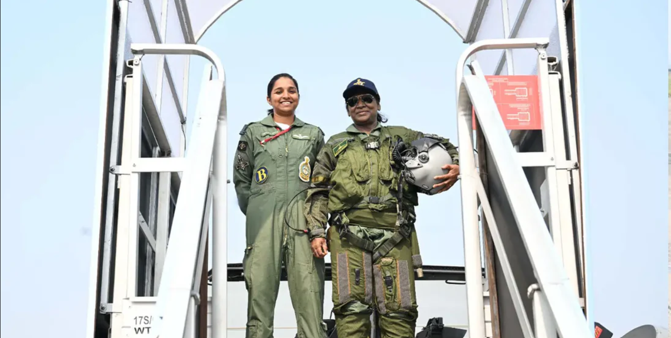 ਅਪਰੇਸ਼ਨ ਸਿੰਧੂਰ ਦੌਰਾਨ ਭਾਰਤੀ ਮਹਿਲਾ ਪਾਇਲਟ ਨੂੰ ਫੜਨ ਦਾ ਪਾਕਿਸਤਾਨੀ ਦਾਅਵਾ ਝੂਠਾ, ਰਾਸ਼ਟਰਪਤੀ ਮੁਰਮੂ ਨਾਲ ਨਜ਼ਰ ਆਈ ਸ਼ਿਵਾਂਗੀ ਸਿੰਘ