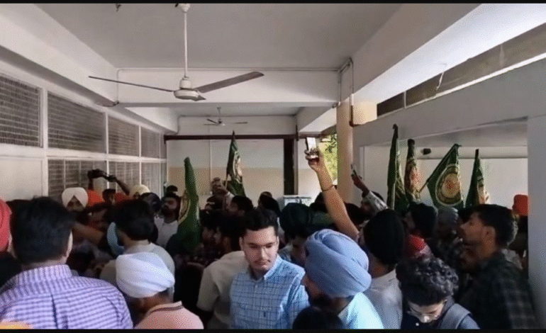ਪੰਜਾਬ ਯੂਨੀਵਰਸਿਟੀ ਵਿੱਚ ਵਿਦਿਆਰਥੀਆਂ ਨੇ ਘੇਰਿਆ ਰਜਿਸਟਰਾਰ ਦਫ਼ਤਰ
