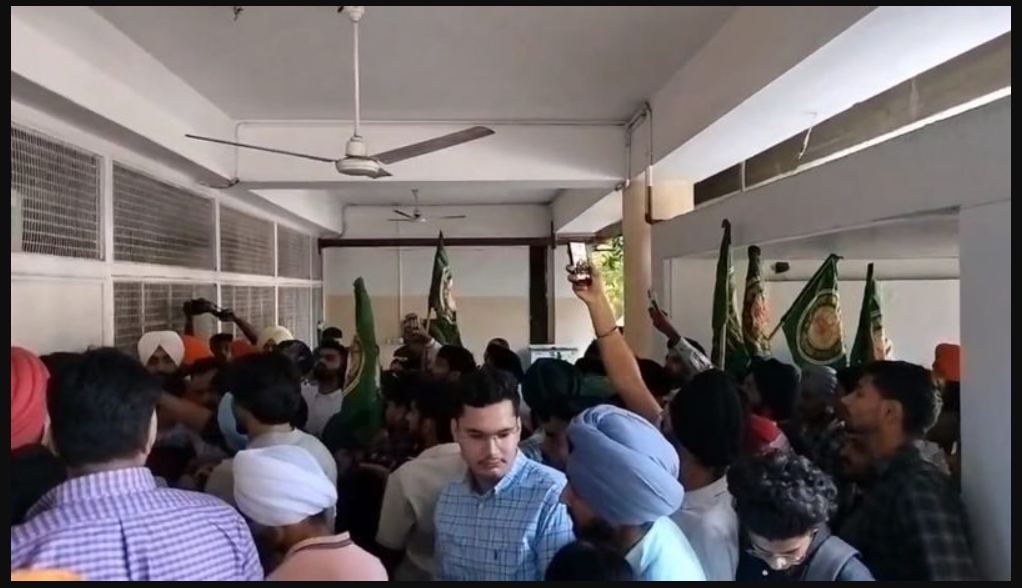 ਪੰਜਾਬ ਯੂਨੀਵਰਸਿਟੀ ਵਿੱਚ ਵਿਦਿਆਰਥੀਆਂ ਨੇ ਘੇਰਿਆ ਰਜਿਸਟਰਾਰ ਦਫ਼ਤਰ