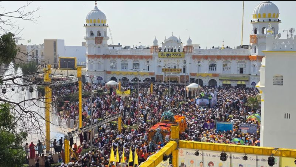 ਸ਼੍ਰੀ ਗੁਰੂ ਨਾਨਕ ਦੇਵ ਜੀ ਦਾ ਪ੍ਰਕਾਸ਼ ਪੁਰਬ: ਗੁਰਦੁਆਰਾ ਨਨਕਾਣਾ ਸਾਹਿਬ ਵਿਖੇ ਨਗਰ ਕੀਰਤਨ ਸਜਾਇਆ ਗਿਆ