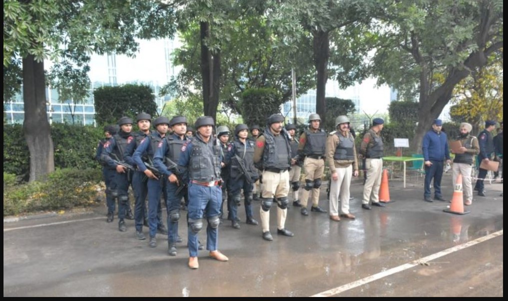 ਚੰਡੀਗੜ੍ਹ ਜ਼ਿਲ੍ਹਾ ਅਦਾਲਤ ’ਚ ਬੰਬ ਦੀ ਖ਼ਬਰ ਨਾਲ ਫੈਲੀ ਦਹਿਸ਼ਤ: ਖਾਲੀ ਕਰਵਾਈ ਗਈ ਇਮਾਰਤ