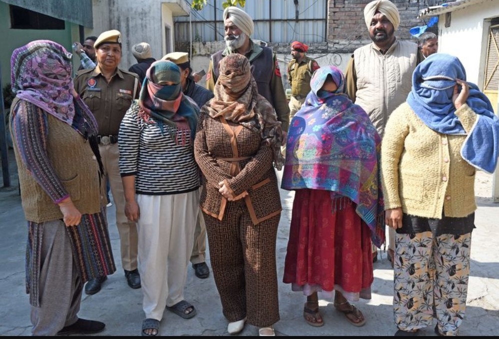 Punjab News: ਮਾਂ ਨੇ 2.10 ਲੱਖ ‘ਚ ਵੇਚੀ ਨਵਜੰਮੀ ਧੀ; ਡਾਕਟਰ ਸਮੇਤ ਪੰਜ ਗ੍ਰਿਫ਼ਤਾਰ