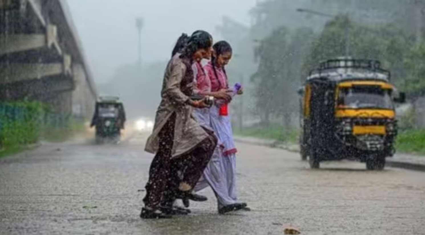 Punjab weather: ਪੰਜਾਬ ‘ਚ ਬਦਲੇਗਾ ਮੌਸਮ! 26, 27, 28 ਨੂੰ ਪਵੇਗਾ ਮੀਂਹ, 12 ਜ਼ਿਲ੍ਹਿਆਂ ‘ਚ ਹਨ੍ਹੇਰੀ-ਤੂਫ਼ਾਨ ਦਾ Alert