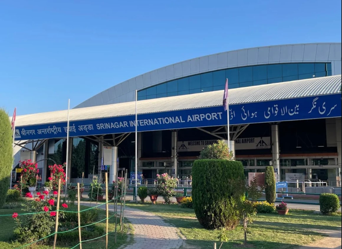 Srinagar ਹਵਾਈ ਅੱਡੇ ‘ਤੇ ਦੋ ਅਮਰੀਕੀ ਨਾਗਰਿਕ ਹਿਰਾਸਤ ‘ਚ ਲਏ; ਸਾਮਾਨ ਵਿੱਚੋਂ ਸੈਟੇਲਾਈਟ ਫੋਨ ਬਰਾਮਦ