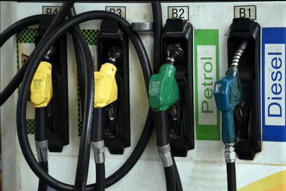 Pakistan petrol prices: ਜਨਤਕ ਰੋਸ ਦੇ ਚਲਦਿਆਂ ਪਾਕਿ ਸਰਕਾਰ ਨੇ ਪੈਟਰੋਲ ਦੀ ਕੀਮਤ 80 ਰੁਪਏ ਪ੍ਰਤੀ ਲੀਟਰ ਘਟਾਈ