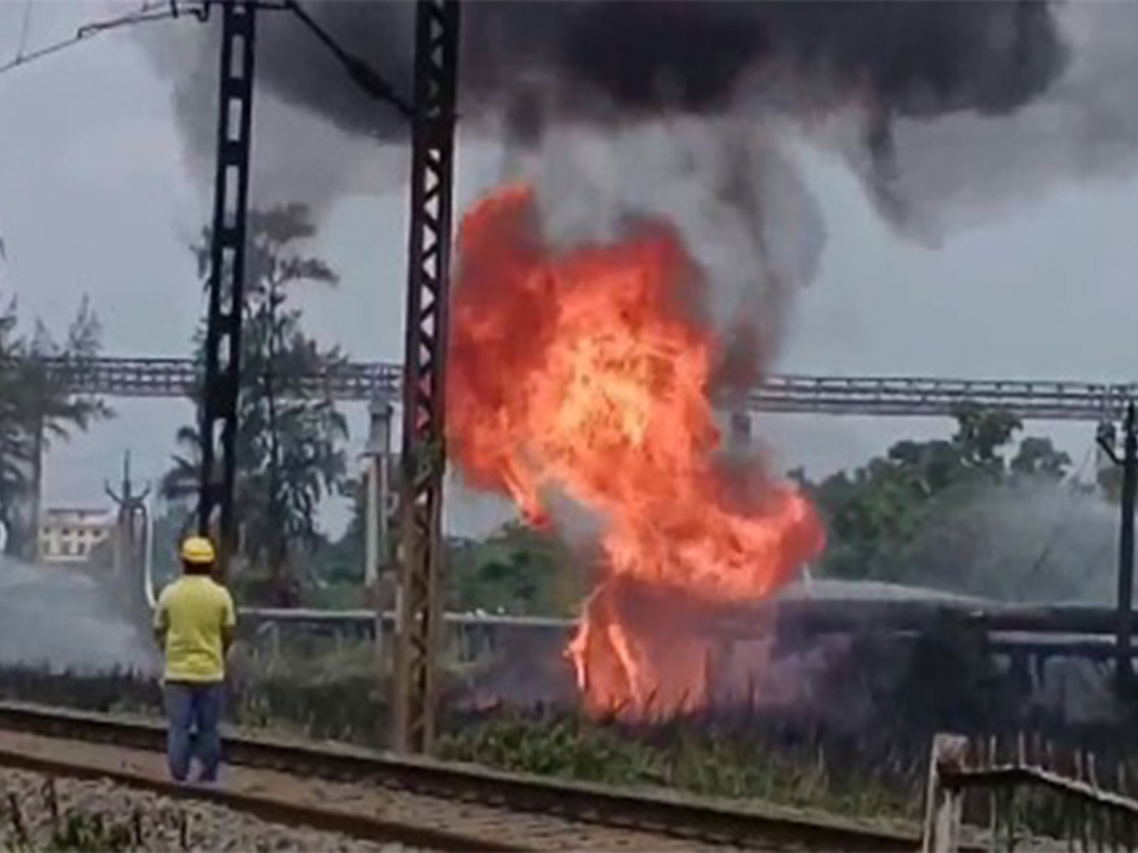 Factory Refinery Fire: ਹਲਦੀਆ ਪੈਟਰੋਕੈਮੀਕਲਜ਼ ਦੀ ਨੈਫ਼ਥਾ ਪਾਈਪਲਾਈਨ ’ਚ ਭਿਆਨਕ ਅੱਗ, 10 ਤੋਂ ਵੱਧ ਲੋਕ ਜ਼ਖ਼ਮੀ