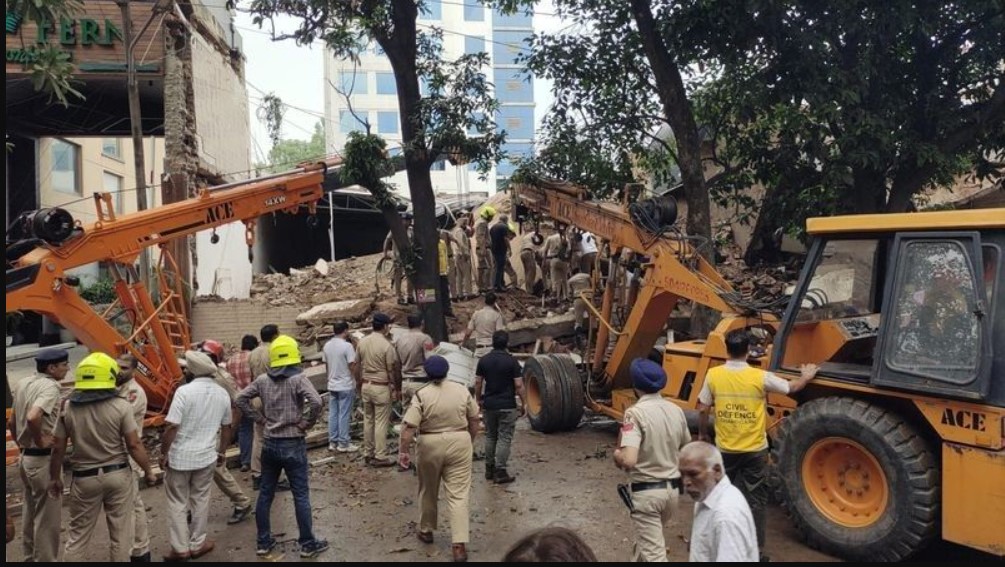 Chandigarh Building Collapse: ਦੋ ਮੰਜ਼ਿਲਾ ਇਮਾਰਤ ਡਿੱਗੀ; ਕਈ ਜਣਿਆਂ ਦੇ ਅੰਦਰ ਫਸੇ ਹੋਣ ਦਾ ਖ਼ਦਸ਼ਾ