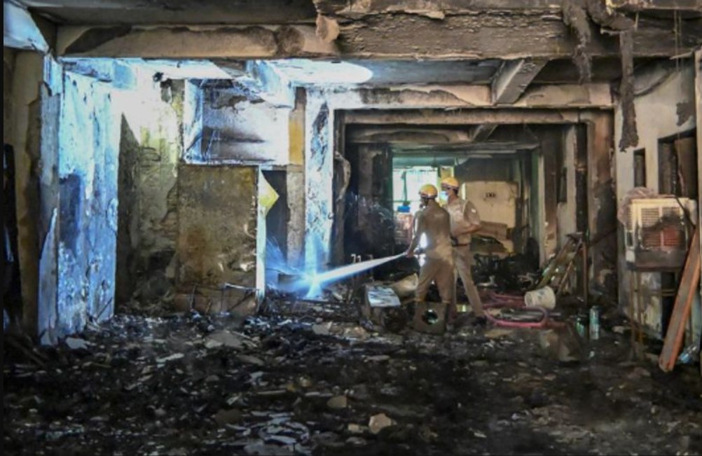 Noida Fire:  ਇਮਾਰਤ ‘ਚ ਚਾਰਜ ਹੋ ਰਹੇ EV ਸਕੂਟਰ ਨੂੰ ਲੱਗੀ ਅੱਗ; ਦਮ ਘੁੱਟਣ ਨਾਲ 2 ਦੀ ਮੌਤ, 100 ਤੋਂ ਵੱਧ ਬਚਾਏ