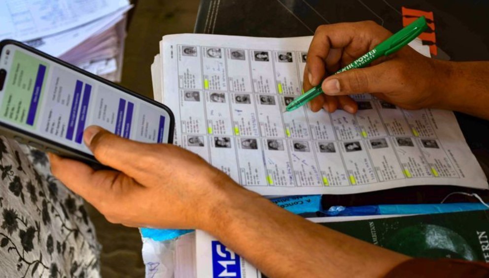 New Voters Update: ਵੋਟਰ ਸੂਚੀ ‘ਚ ਨਾਂ ਦਰਜ ਕਰਵਾਉਣ ਲਈ ਹੁਣ ਮਾਪਿਆਂ ਦੇ SIR ਵੇਰਵੇ ਦੇਣੇ ਲਾਜ਼ਮੀ
