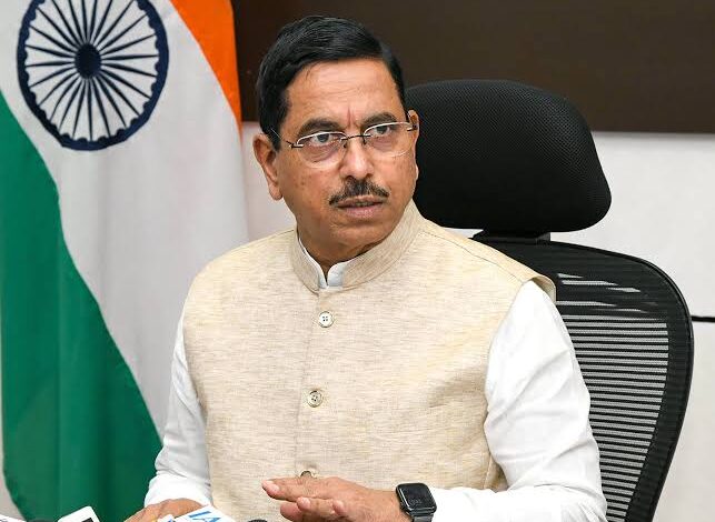 ਰਾਸ਼ਟਰਪਤੀ ਵੱਲੋਂ Dharmendra Pradhan ਦਾ ਅਸਤੀਫ਼ਾ ਮਨਜ਼ੂਰ; Prahlad Joshi ਨੂੰ ਮਿਲਿਆ ਕੇਂਦਰੀ ਸਿੱਖਿਆ ਮੰਤਰਾਲੇ ਦਾ ਵਾਧੂ ਚਾਰਜ