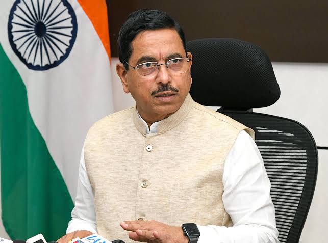 ਰਾਸ਼ਟਰਪਤੀ ਵੱਲੋਂ Dharmendra Pradhan ਦਾ ਅਸਤੀਫ਼ਾ ਮਨਜ਼ੂਰ; Prahlad Joshi ਨੂੰ ਮਿਲਿਆ ਕੇਂਦਰੀ ਸਿੱਖਿਆ ਮੰਤਰਾਲੇ ਦਾ ਵਾਧੂ ਚਾਰਜ