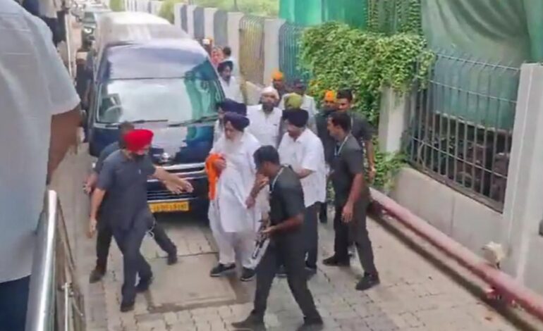 Sukhbir Badal attacked: ਨਾਂਦੇੜ ਸਾਹਿਬ ਵਿਚ ਸੁਖਬੀਰ ਸਿੰਘ ਬਾਦਲ ‘ਤੇ ਹਮਲਾ, ਹਸਪਤਾਲ ਲਿਜਾਇਆ ਗਿਆ