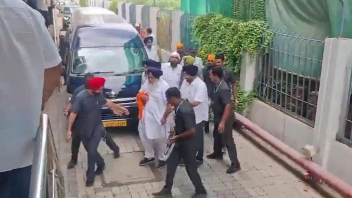 Sukhbir Badal attacked: ਨਾਂਦੇੜ ਸਾਹਿਬ ਵਿਚ ਸੁਖਬੀਰ ਸਿੰਘ ਬਾਦਲ ‘ਤੇ ਹਮਲਾ, ਹਸਪਤਾਲ ਲਿਜਾਇਆ ਗਿਆ