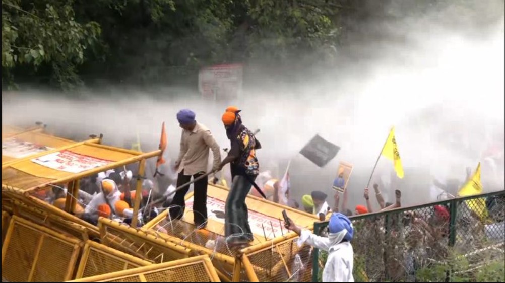 Qaumi Insaaf Morcha: ਚੰਡੀਗੜ੍ਹ-ਮੁਹਾਲੀ ਬਾਰਡਰ ’ਤੇ ਹਾਲਾਤ ਤਣਾਅਪੂਰਨ: ਪ੍ਰਦਰਸ਼ਨਕਾਰੀਆਂ ’ਤੇ ਦਾਗੇ ਅੱਥਰੂ ਗੈਸ ਦੇ ਗੋਲੇ ਤੇ ਮਾਰੀਆਂ ਪਾਣੀ ਦੀਆਂ ਬੁਛਾੜਾਂ