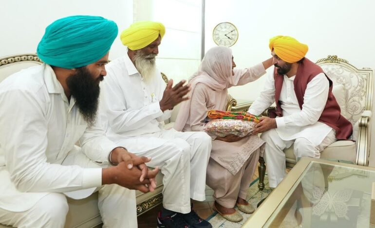 ‘ਬੇਬੇ, ਤੈਨੂੰ ਮਿਲ ਕੇ ਰੂਹ ਨੂੰ ਸੱਚਾ ਸਕੂਨ ਮਿਲਿਆ…’ CM ਭਗਵੰਤ ਮਾਨ ਦਾ ਭਾਵੁਕ ਸੰਦੇਸ਼, ਮਾਵਾਂ-ਭੈਣਾਂ ਲਈ ਆਖੀ ਵੱਡੀ ਗੱਲ