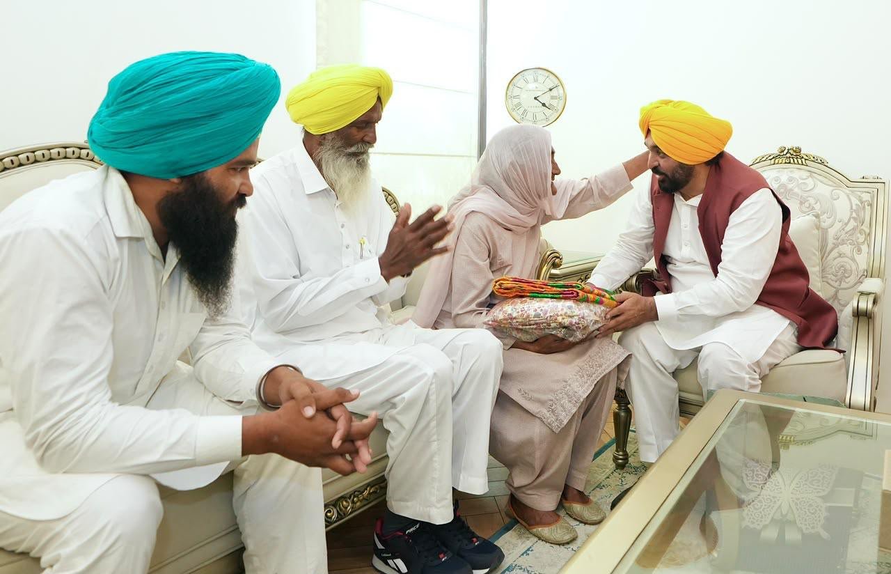 ਬੇਬੇ, ਤੈਨੂੰ ਮਿਲ ਕੇ ਰੂਹ ਨੂੰ ਸੱਚਾ ਸਕੂਨ ਮਿਲਿਆ’